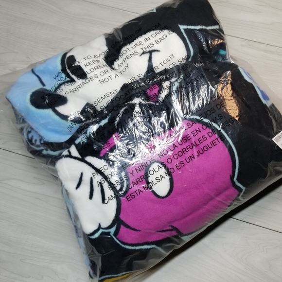 Vera Bradley Other - 😀6 hour sale Disney Vera Bradley throw/blanket